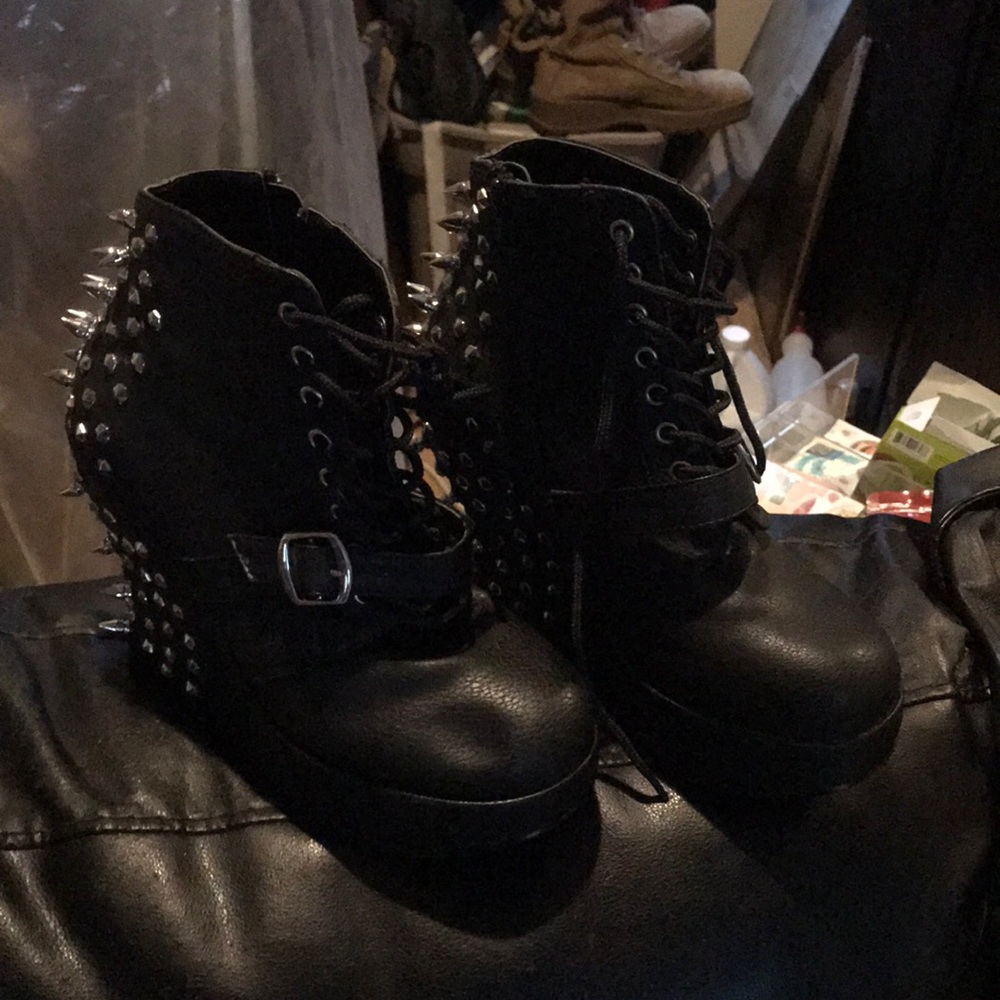Demonia like new boots size 9
